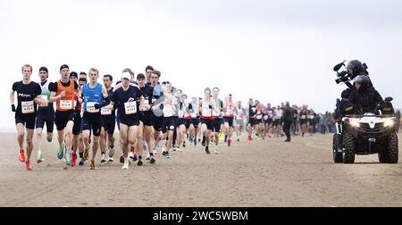 EGMOND AAN ZEE - die führende Gruppe der Männer am Strand während des NN Egmond Halbmarathons. Die Route dieses Laufklassikers verläuft entlang der nordholländischen Küste und durch das North Holland Dune Reserve. ANP RAMON VAN FLYMEN Stockfoto