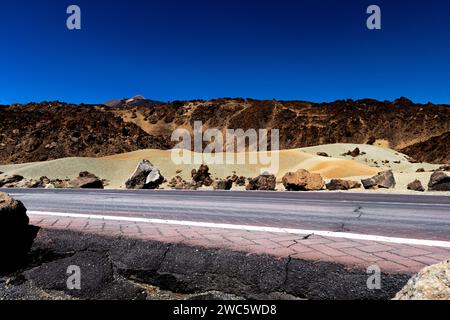 Asphaltstraße, die zum Gipfel des Vulkans El Teide in Teneriffa führt Stockfoto