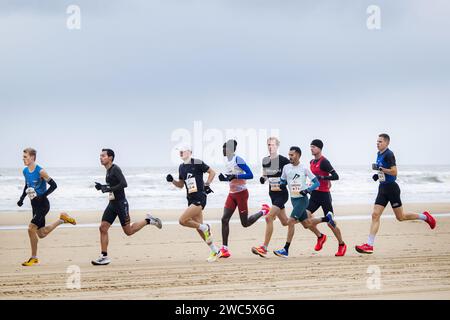 EGMOND AAN ZEE - die führende Gruppe der Männer am Strand während des NN Egmond Halbmarathons. Die Route dieses Laufklassikers verläuft entlang der nordholländischen Küste und durch das North Holland Dune Reserve. ANP RAMON VAN FLYMEN Stockfoto