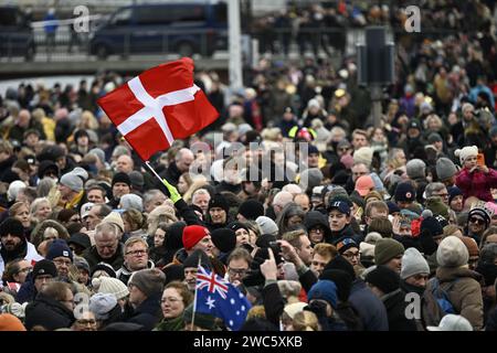 KOPENHAGEN, DÄNEMARK 20240114 Zuschauer treffen sich im Schloss Christiansborg in Kopenhagen. Am Sonntag übernimmt König Friedrich X. den Thron nach Königin Stockfoto