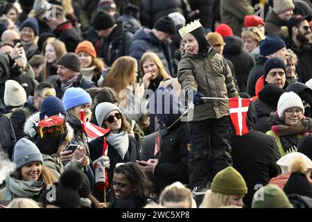 KOPENHAGEN, DÄNEMARK 20240114 Zuschauer treffen sich im Schloss Christiansborg in Kopenhagen. Am Sonntag übernimmt König Friedrich X. den Thron nach Königin Stockfoto