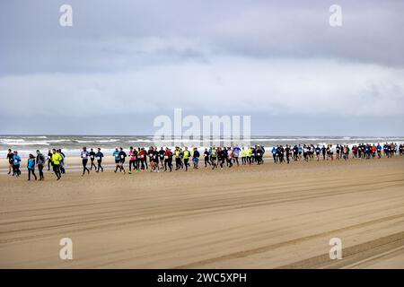 EGMOND AAN ZEE - Läufer am Strand während des NN Egmond Half Marathon. Die Route dieses Laufklassikers verläuft entlang der nordholländischen Küste und durch das North Holland Dune Reserve. ANP RAMON VAN FLYMEN Stockfoto