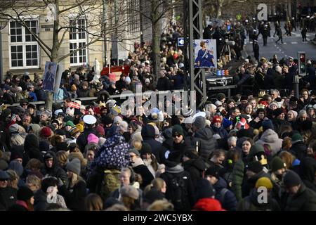 KOPENHAGEN, DÄNEMARK 20240114 Zuschauer treffen sich im Schloss Christiansborg in Kopenhagen. Am Sonntag übernimmt König Friedrich X. den Thron nach Königin Stockfoto