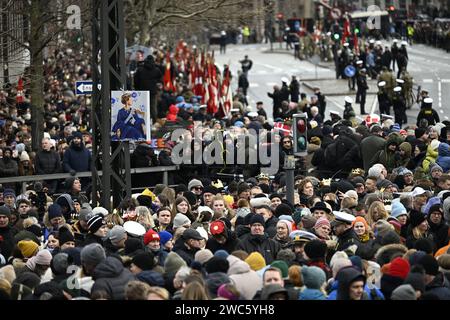 KOPENHAGEN, DÄNEMARK 20240114 Zuschauer treffen sich im Schloss Christiansborg in Kopenhagen. Am Sonntag übernimmt König Friedrich X. den Thron nach Königin Stockfoto