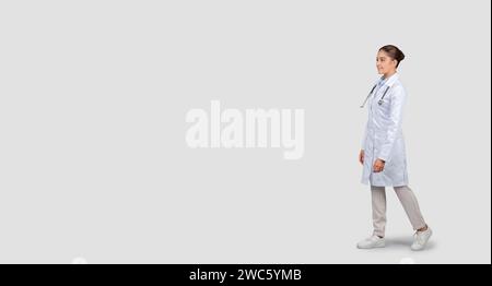 Eine selbstbewusste junge Ärztin im weißen Labormantel mit Stethoskop Stockfoto