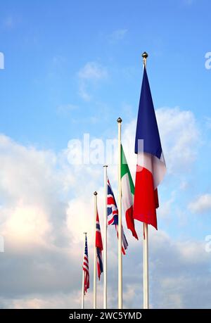 Flaggen von Amerika, Italien, Frankreich der Europäischen Union. Nationale Flagge der vereinigten staaten auf dem Pol vor blauem wolkenlosem Himmel Stockfoto