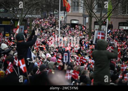 KOPENHAGEN, DÄNEMARK 20240114 Zuschauer treffen sich im Schloss Christiansborg in Kopenhagen. Am Sonntag übernimmt König Friedrich X. den Thron nach Königin Stockfoto