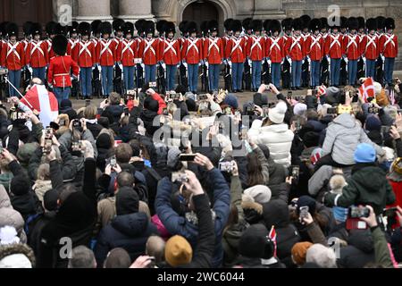 KOPENHAGEN, DÄNEMARK 20240114 Zuschauer treffen sich im Schloss Christiansborg in Kopenhagen. Am Sonntag übernimmt König Friedrich X. den Thron nach Königin Stockfoto