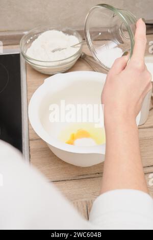 Frauenhände kneten Teig in einer Schüssel in der Küche Stockfoto