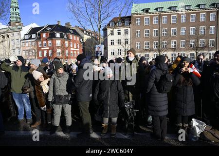 KOPENHAGEN, DÄNEMARK 20240114 Zuschauer treffen sich im Schloss Christiansborg in Kopenhagen. Am Sonntag übernimmt König Friedrich X. den Thron nach Königin Stockfoto