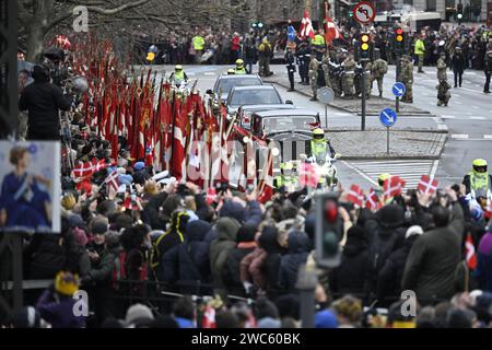 KOPENHAGEN, DÄNEMARK 20240114 Zuschauer treffen sich im Schloss Christiansborg in Kopenhagen. Am Sonntag übernimmt König Friedrich X. den Thron nach Königin Stockfoto