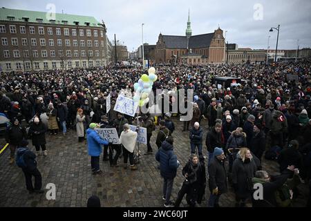 KOPENHAGEN, DÄNEMARK 20240114 Zuschauer treffen sich im Schloss Christiansborg in Kopenhagen. Am Sonntag übernimmt König Friedrich X. den Thron nach Königin Stockfoto