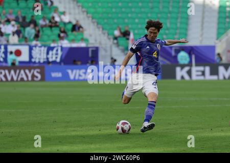 Doha, Katar. Januar 2024. DOHA, KATAR - 14. JANUAR: Ko Itakura aus Japan während des AFC Asian Cup Gruppenspiels zwischen Japan und Vietnam im Al Thumama Stadium am 14. Januar 2024 in Doha, Katar Credit: Sebo47/Alamy Live News Stockfoto