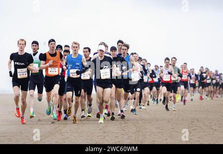 EGMOND AAN ZEE - die führende Gruppe der Männer am Strand während des NN Egmond Halbmarathons. Die Route dieses Laufklassikers verläuft entlang der nordholländischen Küste und durch das North Holland Dune Reserve. ANP RAMON VAN FLYMEN Stockfoto