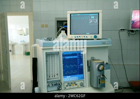 Anästhesie-Atemgeräte Leon und Monitoring-System arbeiten im Operationssaal während einer Operation Stockfoto
