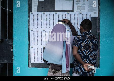 (240114) -- MITSUDJE, 14. Januar 2024 (Xinhua) -- die Informationen der Kandidaten werden in einer Wahlstation in Mitsudje, Komoren, 14. Januar 2024 überprüft. Die Komoren starteten am Sonntag ihre erste Runde der Präsidentschaftswahlen, um aus sechs Kandidaten, darunter dem amtierenden Präsidenten Azali Assoumani, den nationalen Führer für die nächsten fünf Jahre auszuwählen. (Xinhua/Wang Guansen) Stockfoto