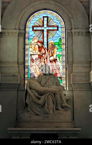 Kirchenfenster, farbiges Fenster im Mausoleum, Kirche am Cementerio de Cristobal Colon, Christoph-Kolumbus-Friedhof, 56 ha großer Friedhof Stockfoto