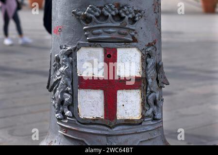 Wappen von Genua auf einer Laterne auf der Piazza de Ferrari, Genua, Italien Stockfoto