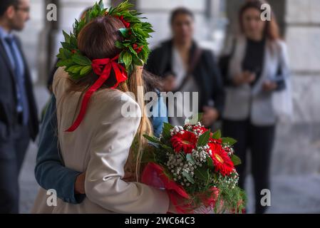 Absolvent der Universität Genua mit traditionellem Lorbeerkranz und rotem Band und Blumenstrauß, Genua, Italien Stockfoto