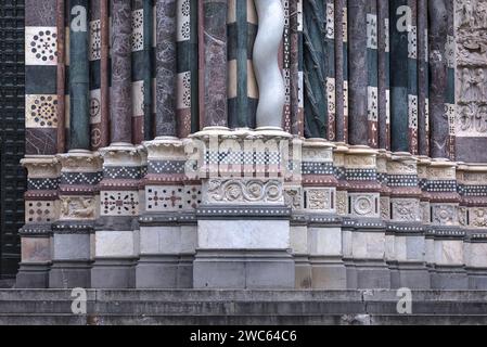 Dekorative Sockel der Säulen an der Eingangsfassade der Kathedrale von San Lorenzo, eröffnet 1098, Piazza S. Lorenzo, Genua, Italien Stockfoto