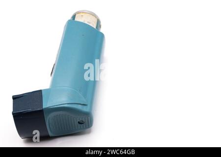 Blauer Asthma-Inhalator mit leerem Etikett isoliert auf weißem Hintergrund. Arzneimittel werden zur Behandlung oder Vorbeugung von Asthmaanfällen angewendet. Gesundheit und Stockfoto