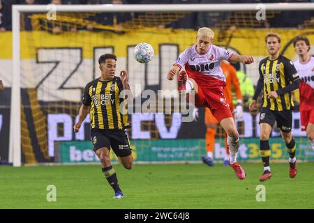 ARNHEM, NIEDERLANDE - 14. JANUAR: Million Manhoef of Vitesse, Oscar Fraulo vom FC Utrecht während des niederländischen Eredivisie-Spiels zwischen Vitesse und FC Utrecht im Stadion Gelredome am 14. Januar 2024 in Arnheim, Niederlande. (Foto: Ben Gal/Orange Pictures) Stockfoto