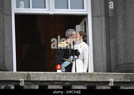 KOPENHAGEN, DÄNEMARK 20240114 König Frederik X. küsst Königin Maria auf dem Balkon des Schlosses Christiansborg in Kopenhagen, nachdem Fredrik zum neuen König ernannt wurde. Am Sonntag übernahm König Friedrich X. den Thron von Königin Margrethe II. Der Thronwechsel wurde von Premierminister Mette Fredrikssen auf dem Balkon der Burg Christiansborg ausgerufen. Foto: Johan Nilsson/TT/Code 50090 Credit: TT News Agency/Alamy Live News Stockfoto