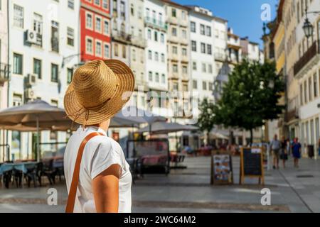 Frau, die die schöne Stadt in Coimbra, Portugal besucht Stockfoto