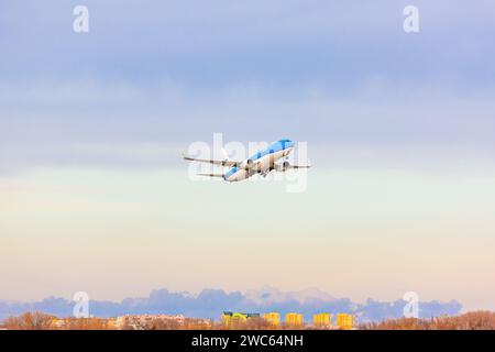 Boryspil, Ukraine - 11. Februar 2020: Das Flugzeug Boeing 737-800 (PH-BGB) der KLM Royal Dutch Airlines startet vom Flughafen Boryspil Stockfoto