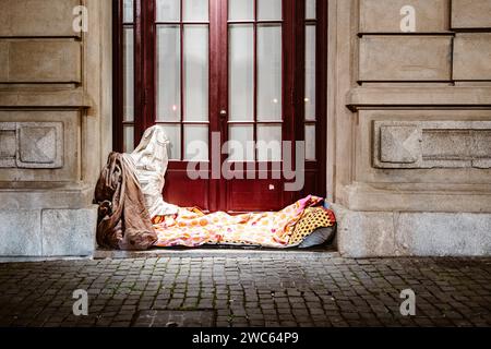 Beleuchtetes Bett des Obdachlosen vor dem Stadthaus, Porto, Portugal Stockfoto