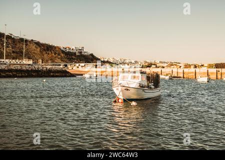 Kleines Boot im Jachthafen von Albufeira, Algarve, südlich von Portugal Stockfoto