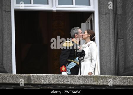 KOPENHAGEN, DÄNEMARK 20240114 König Frederik X. küsst Königin Maria auf dem Balkon des Schlosses Christiansborg in Kopenhagen, nachdem Fredrik zum neuen König ernannt wurde. Am Sonntag übernahm König Friedrich X. den Thron von Königin Margrethe II. Der Thronwechsel wurde von Premierminister Mette Fredrikssen auf dem Balkon der Burg Christiansborg ausgerufen. Foto: Johan Nilsson/TT/Code 50090 Credit: TT News Agency/Alamy Live News Stockfoto