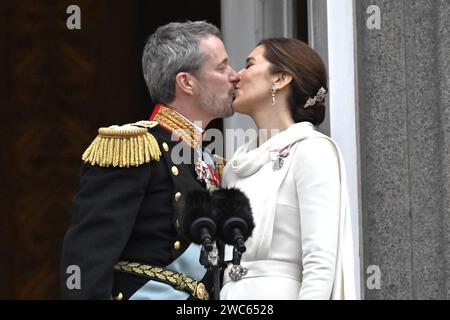 KOPENHAGEN, DÄNEMARK 20240114 König Frederik X. küsst Königin Maria auf dem Balkon des Schlosses Christiansborg in Kopenhagen, nachdem Fredrik zum neuen König ernannt wurde. Am Sonntag übernahm König Friedrich X. den Thron von Königin Margrethe II. Der Thronwechsel wurde von Premierminister Mette Fredrikssen auf dem Balkon der Burg Christiansborg ausgerufen. Foto: Johan Nilsson/TT/Code 50090 Credit: TT News Agency/Alamy Live News Stockfoto