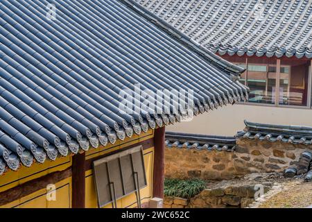 Nahaufnahme der Dächer traditioneller koreanischer Gebäude mit Keramikfliesen Stockfoto