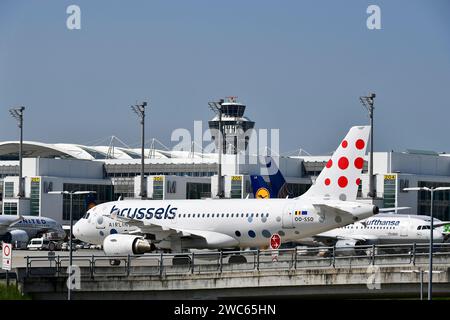 Voller Asphalt mit starkem Verkehr mit Brussels Airlines vor Terminal 2, Flughafen München, Oberbayern, Bayern, Deutschland Stockfoto