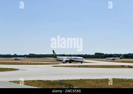 Eva Air Dreamliner, SunExpress und Anadolujet Airlines Flugzeuge, die auf den Rollbahnen auf der Start- und Landebahn Süd, dem Flughafen München, Oberbayern, fahren Stockfoto