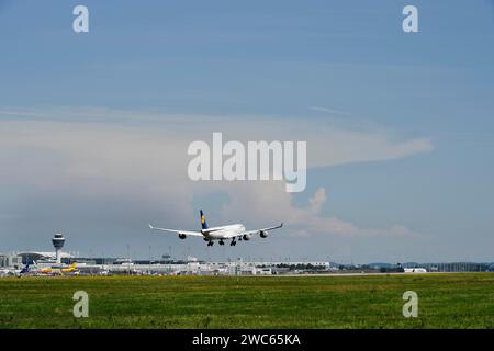 Lufthansa Airbus A340 landet auf Südbahn, mit Gewitterwolke und Sturmfront im Hintergrund, Terminal und Turm, Flughafen München, Upper Stockfoto