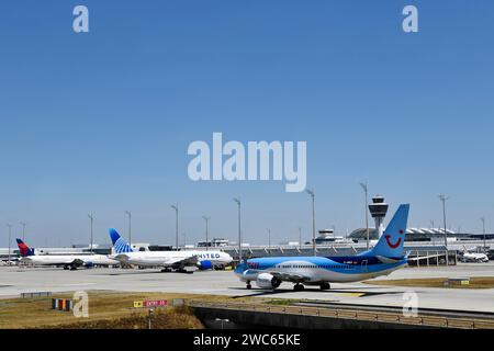 TUI Boeing B737-800 MAX auf dem Vorfeld vor Terminal 1 mit Turm, Flughafen München, Oberbayern, Bayern, Deutschland Stockfoto