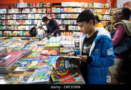 Buchleser, die am 29. Dezember 2023 auf der Assam Book Fair in Guwahati, Assam, Indien, Bücher stöbern Stockfoto