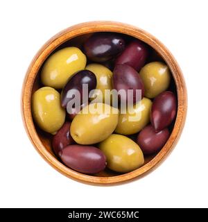 Kalamata und grüne Oliven mit Grube, ganz eingelegt, große griechische Tafeloliven, in einer Holzschale. Stockfoto