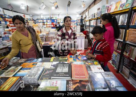 Buchleser, die am 29. Dezember 2023 auf der Assam Book Fair in Guwahati, Assam, Indien, Bücher stöbern Stockfoto