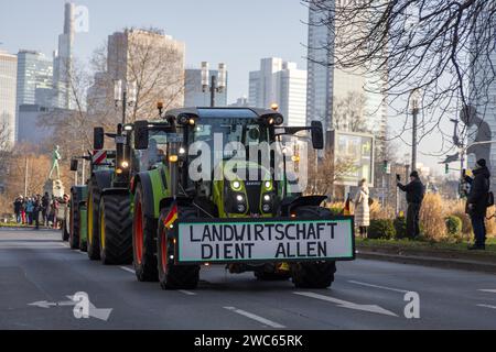 Rund 600 Bauern fuhren am 11. Januar 2024 im Rahmen der von der Wetterau-Frankfurt organisierten Kundgebung in die Festivalhalle in Frankfurt am Main Stockfoto