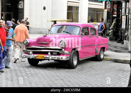 Oldtimer aus den 50er Jahren, geparkt im Restaurant Floridita, Zentrum von Havanna, Centro Habana, Kuba, Greater Antilles, Karibik, Mittelamerika Stockfoto