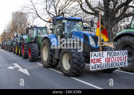 Rund 600 Bauern fuhren am 11. Januar 2024 im Rahmen der von der Wetterau-Frankfurt organisierten Kundgebung in die Festivalhalle in Frankfurt am Main Stockfoto