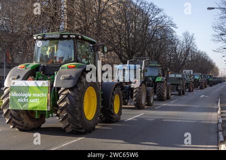 Rund 600 Bauern fuhren am 11. Januar 2024 im Rahmen der von der Wetterau-Frankfurt organisierten Kundgebung in die Festivalhalle in Frankfurt am Main Stockfoto