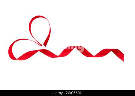 Rotes herzförmiges Satinband isoliert auf weiß. Valentinstag Symbol für Liebe, Romantik, Wärme und Glück. 14. Februar: Weihnachtsdesign eleme Stockfoto