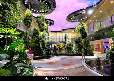 Innenansicht des Terminals 2, traumhafte Landschaft mit faszinierendem Garten und digitalem Himmel, Changi Airport Singapur, Singapur Stockfoto