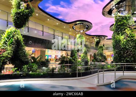 Innenansicht des Terminals 2, traumhafte Landschaft mit faszinierendem Garten und digitalem Himmel, Changi Airport Singapur, Singapur Stockfoto