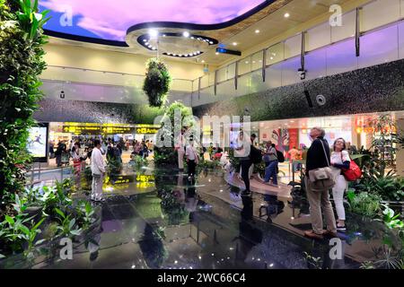 Innenansicht des Terminals 2, traumhafte Landschaft mit faszinierendem Garten und digitalem Himmel, Changi Airport Singapur, Singapur Stockfoto