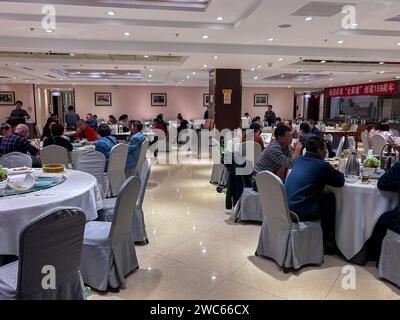 Peking, China, Allgemeine Ansicht, Weitwinkel, Große Menschenmenge, an Tischen sitzen, im schicken chinesischen Restaurant, « Quanjude » zeitgenössisches Interieur Stockfoto